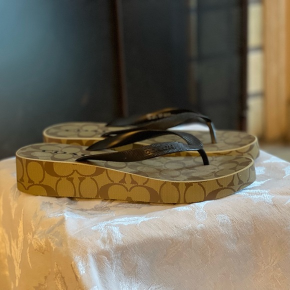 Coach women Lynn Wedge signature Flip-flop Sandals - Picture 2 of 3